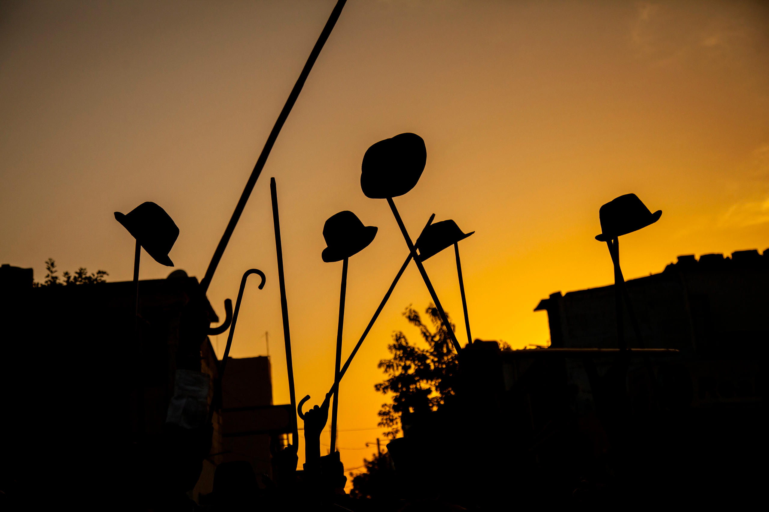 参加者はパレードが終わると、学生や支援者たちによる一連のパフォーマンスを見にホールへと向かう