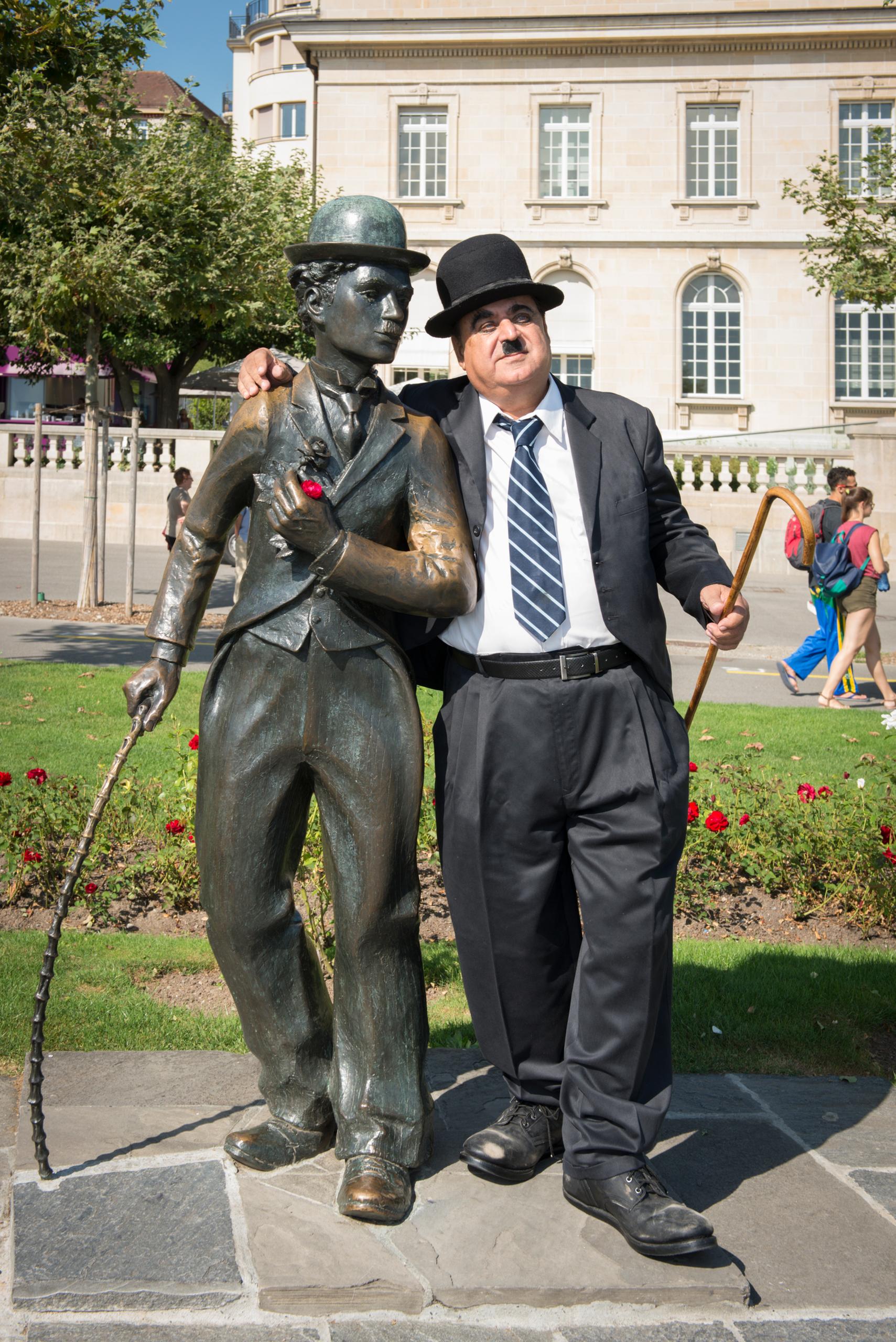 チャップリンの銅像の傍らで喜びに浸るアスワニさん。この銅像はチャップリンが晩年を過ごしたヴヴェイに置かれている