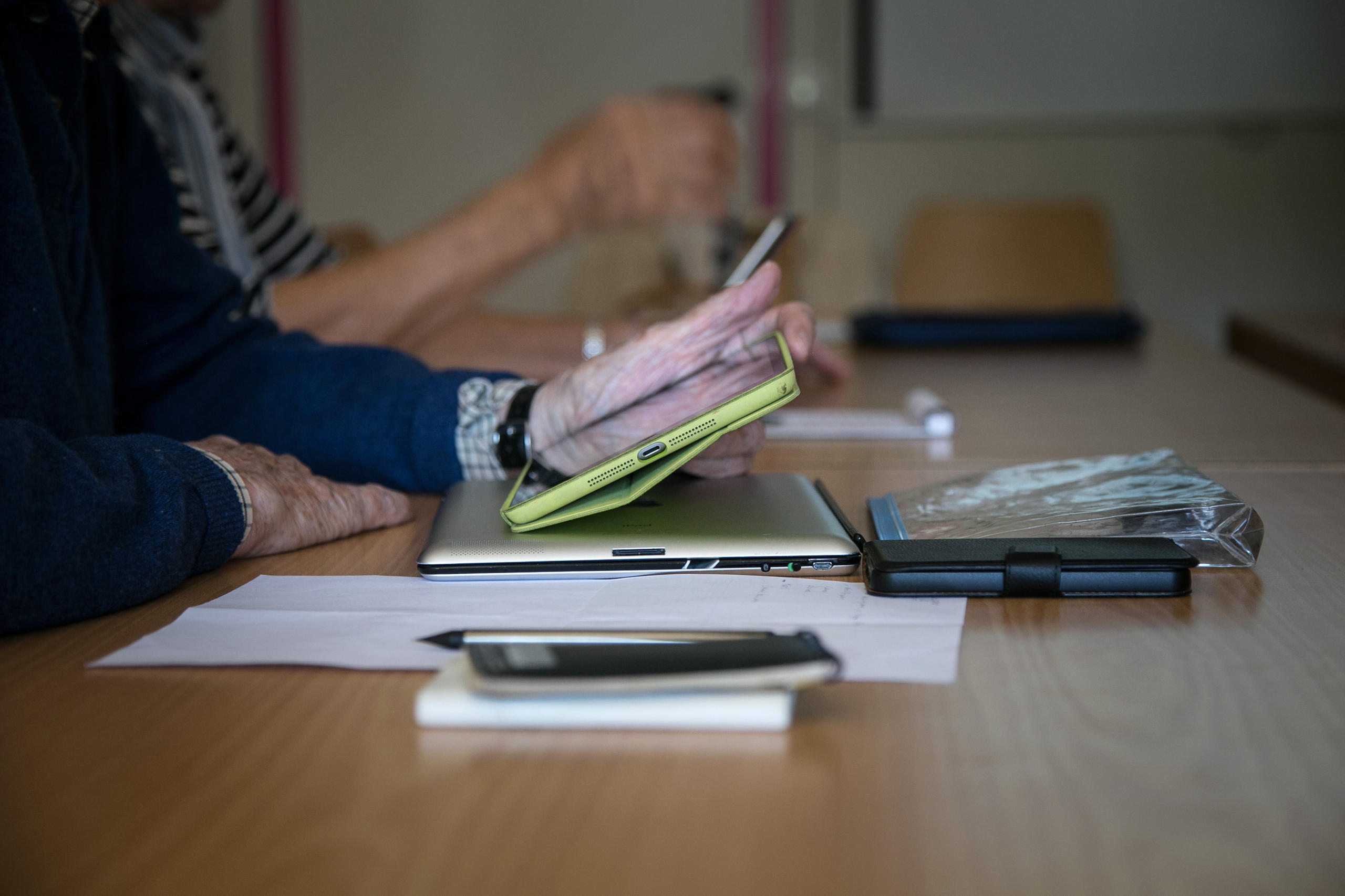 Personas mayores aprenden a utilizar las tabletas táctiles