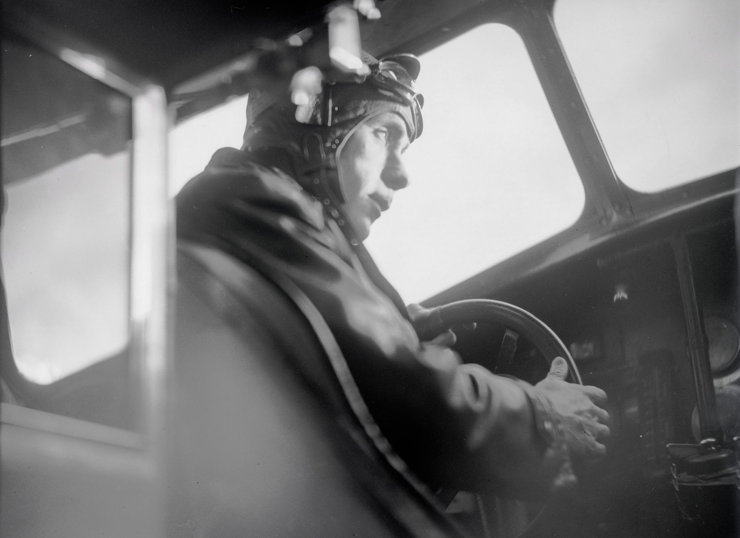 Mittelholzer ai comandi di un aereo nel 1930