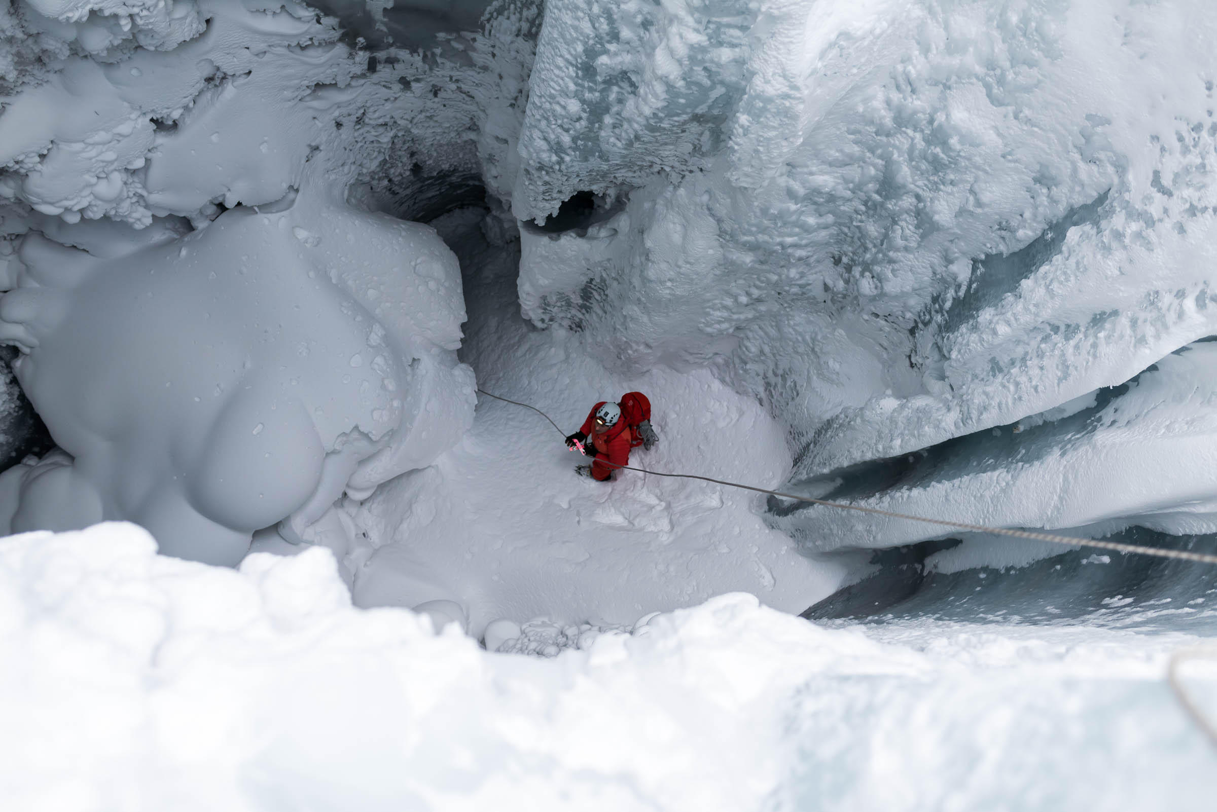 Homme en bas de l entrée, après une descente en rappel