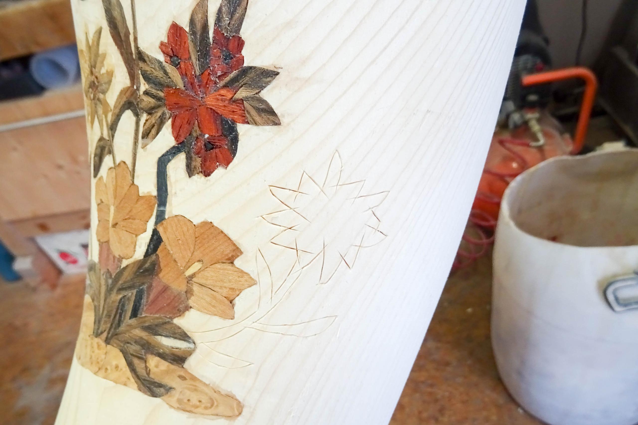 La marquetería o la pintura sobre la madera se emplean para adornar el cuerno alpino. 