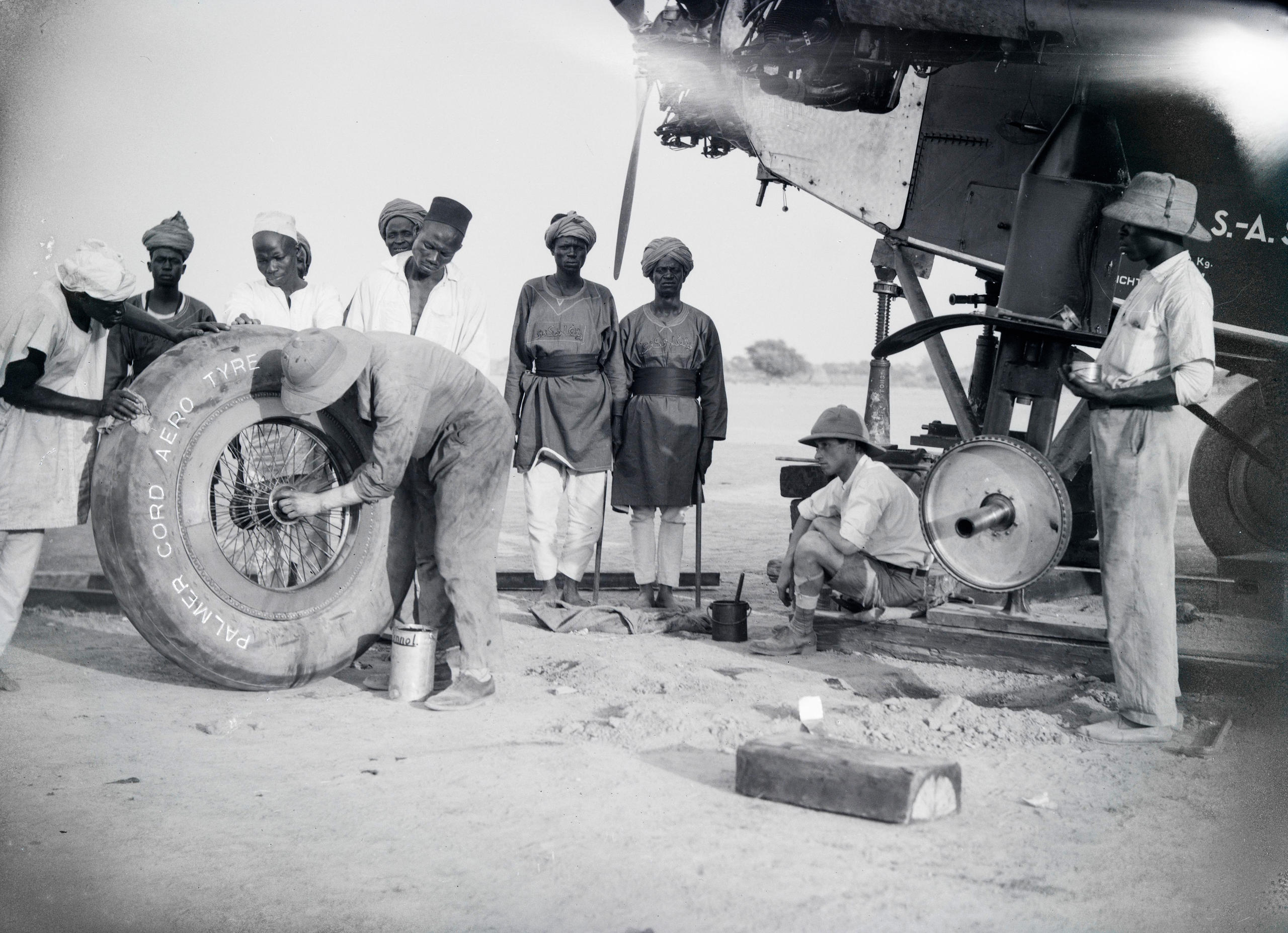 Atterissage d urgence et réparation d un pneu, près du Lac Tchad, 1930/31