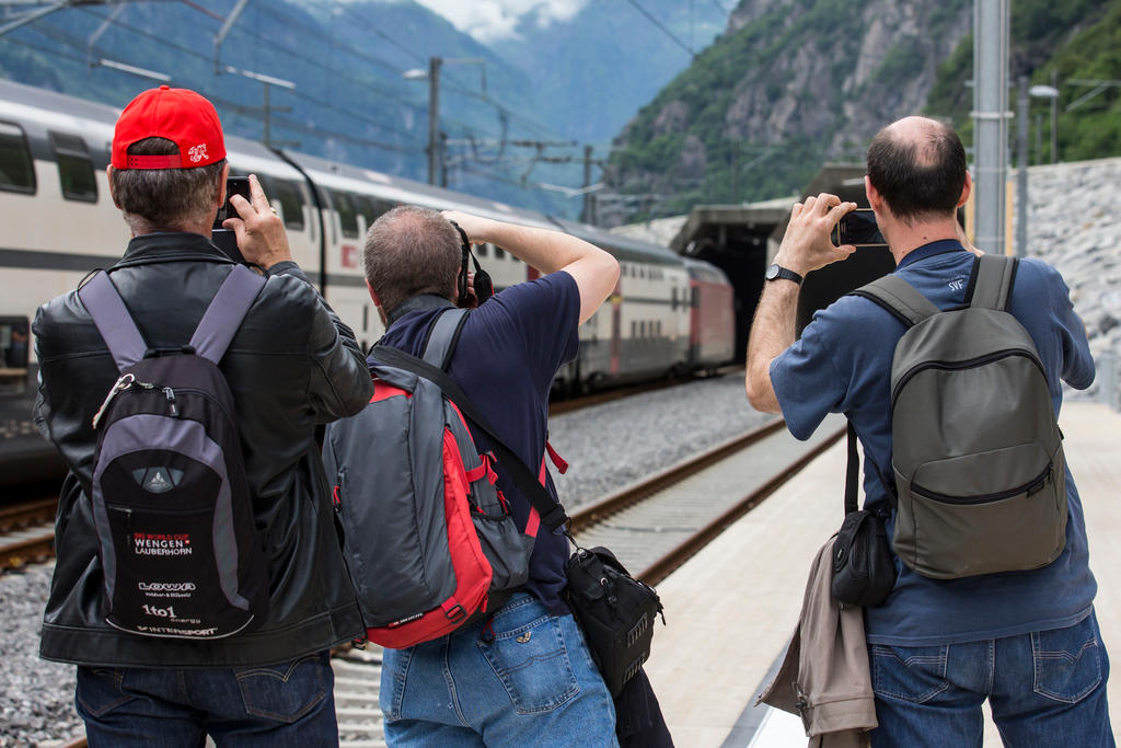 Drei Männer fotografieren den Eingang zum Gotthard-Basistunnel beim Südportal in Pollegio.