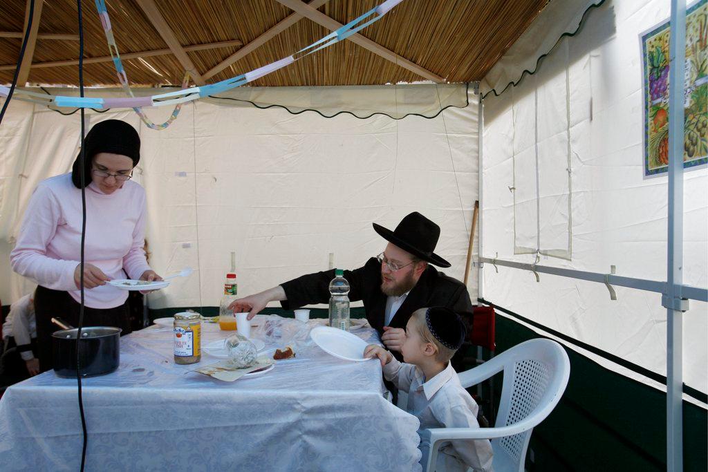 Eine jüdische Familie beim Essen
