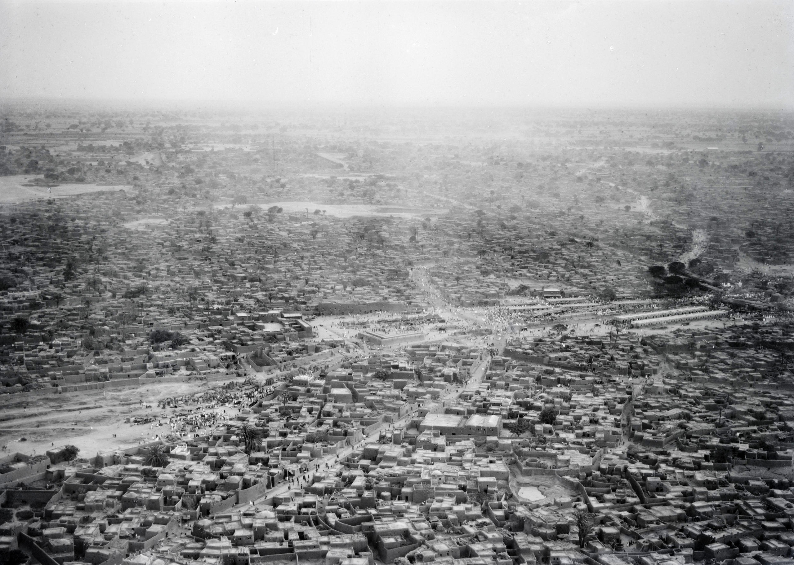 Город Ка́но (Kano) на севере Нигерии, административный центр штата Кано. Съемка с воздуха, 1930/31 гг.