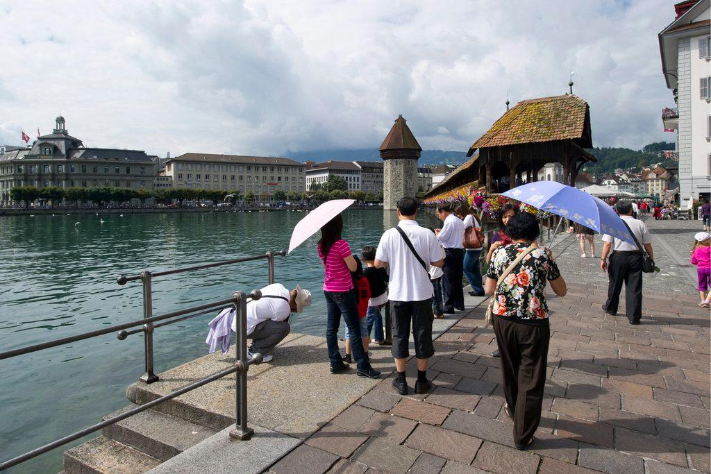 Turistas en Lucerna, con el Puente de la Capilla al fondo