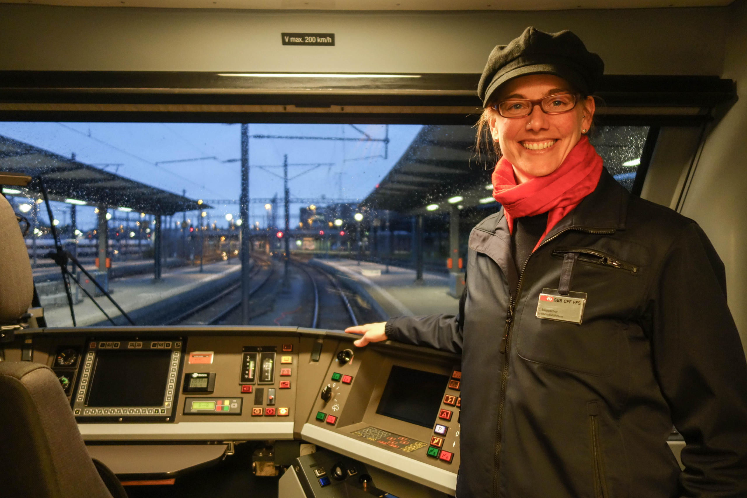 La mécanicienne du train pose dans sa cabine.