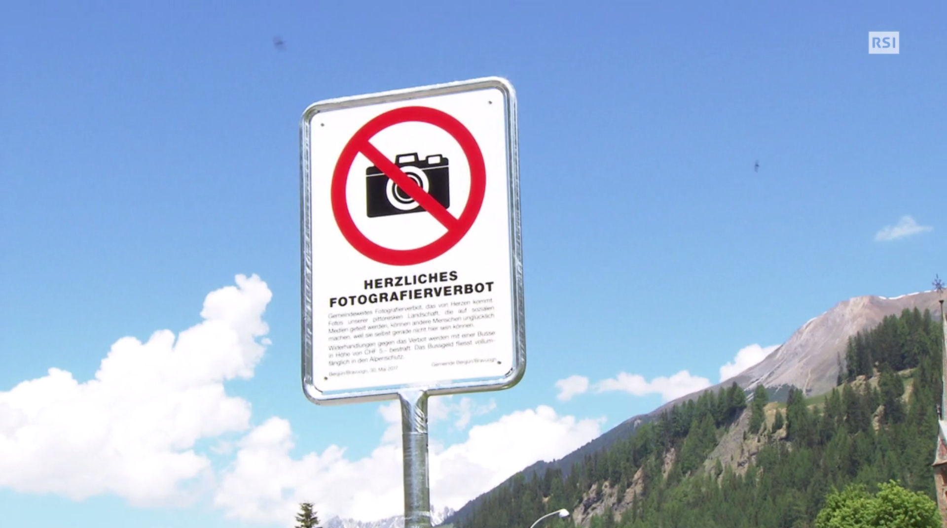 Un immagine del divieto di fotografare posato a Bergün