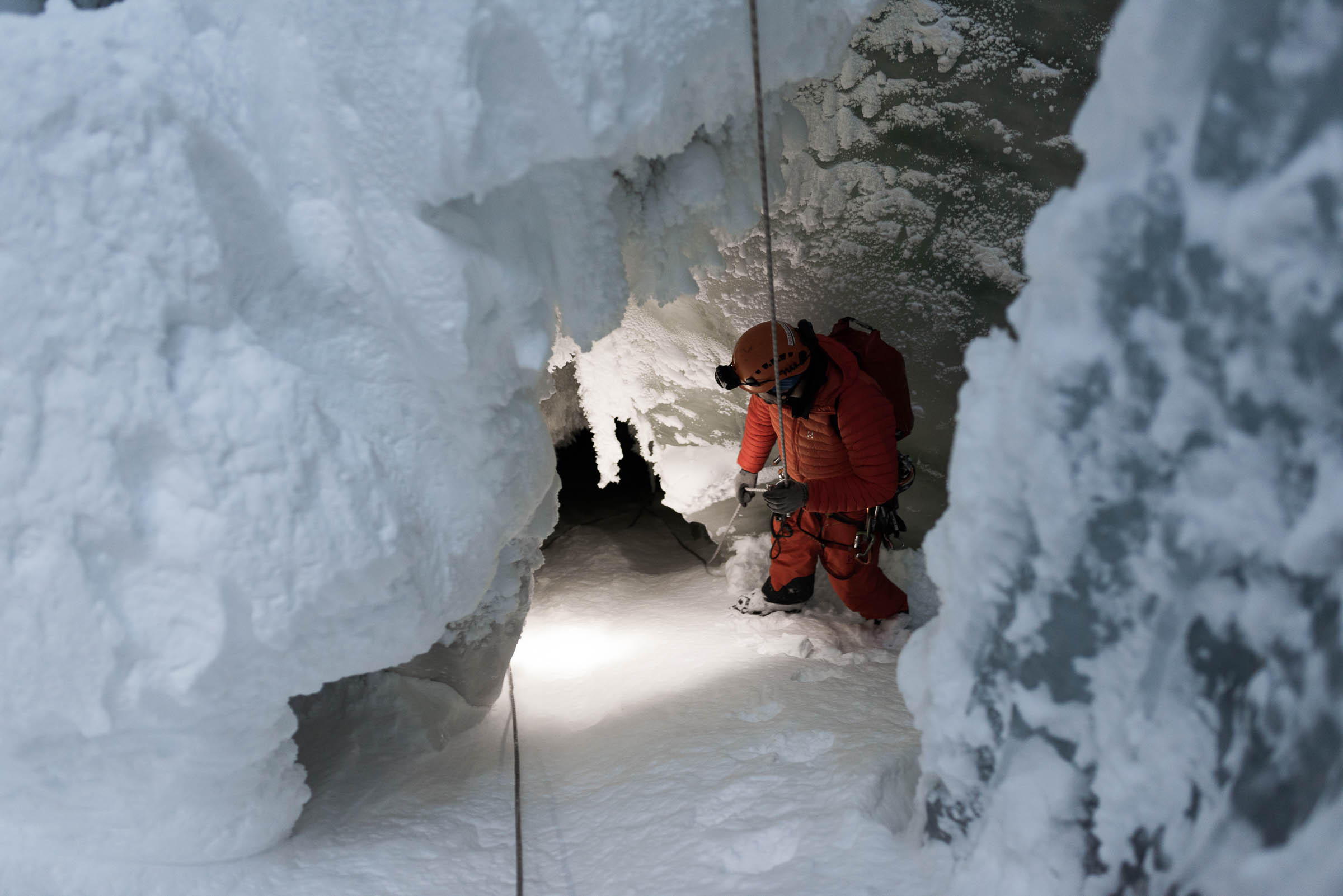 Weiter unten im Gletscher verstopft der Schnee fast den Weiterweg, es muss geschaufelt werden.