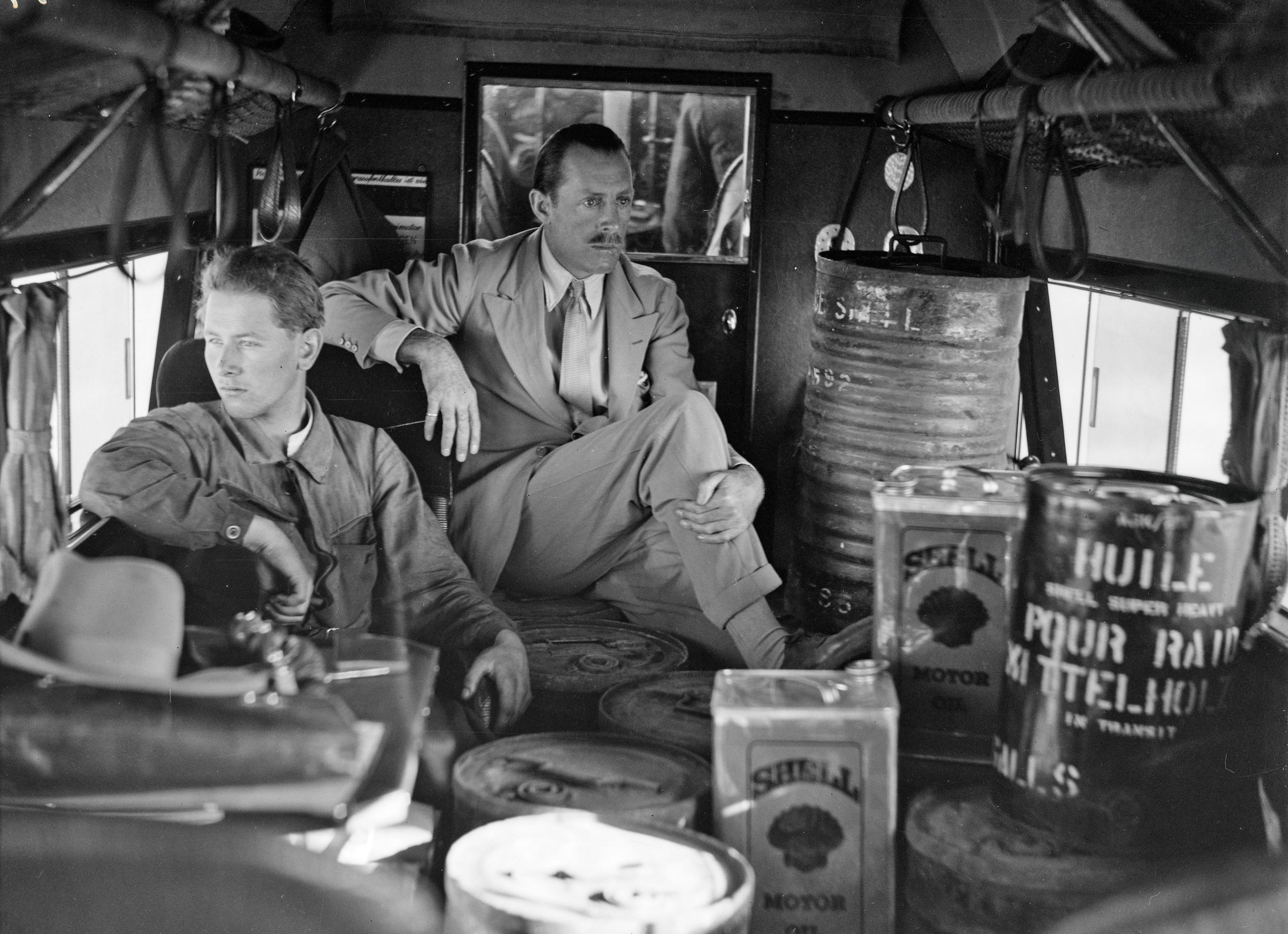 Il meccanico Werner Wegmann e l organizzatore di viaggi Georg Wood seduti in una cabina di un aereo