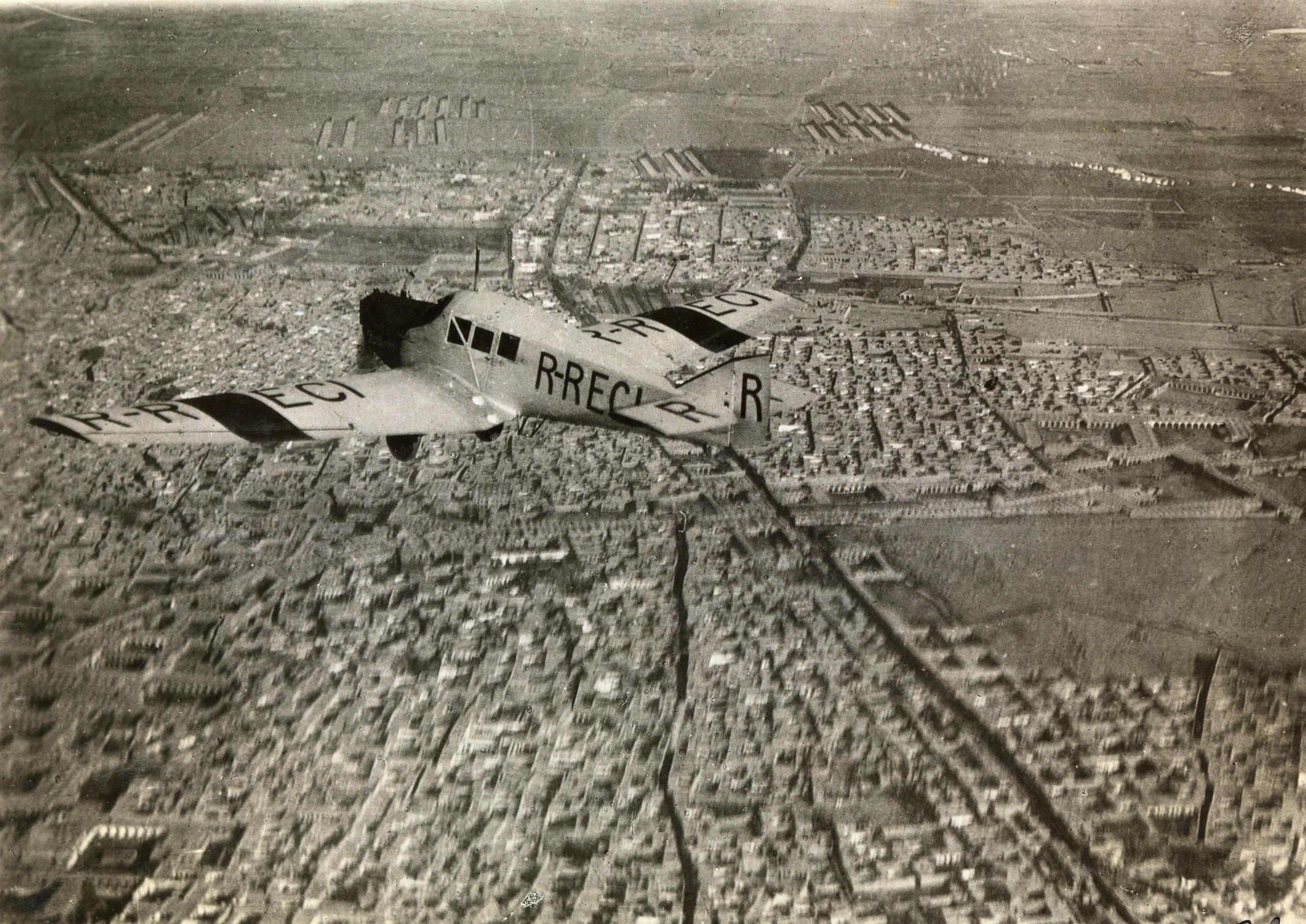 طائرة تحلق في الأجواء الايرانية فوق مدينة طهران،1926.