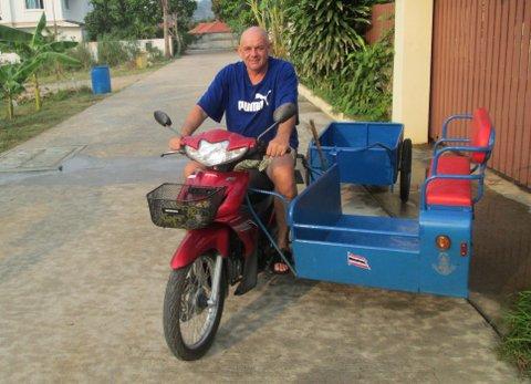 René Wittwer in Thailand auf einem Salaeng, eine Art Seitenwagen mit Anhänger und beliebtes Fahrzeug