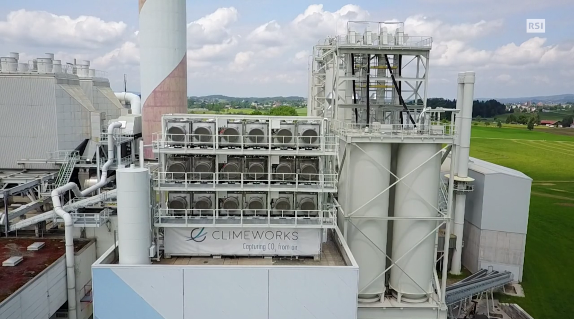 Un immagine del tetto dell inceneritore di Hinwil con l impianto Climewworks, che aspira CO2 dall aria