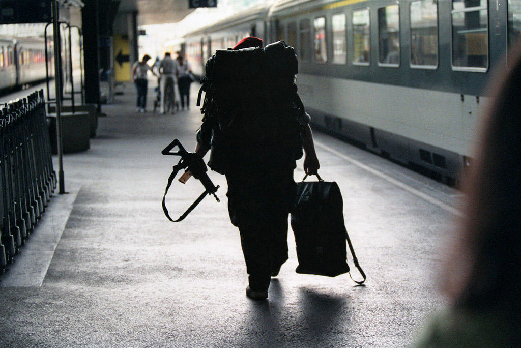 Um recruta na estação de trem