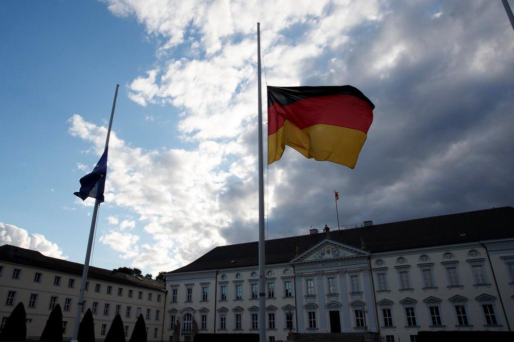 Immagine di una bandiera tedesca a mezz asta a Berlino per la morte dell ex cancelliere tedesco Helmut Kohl.