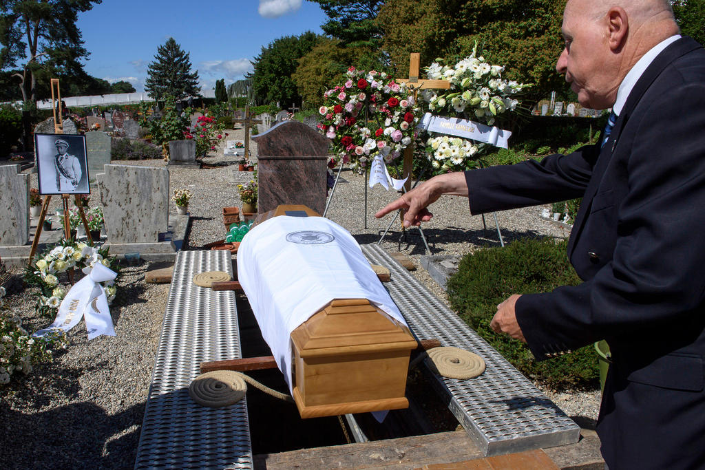 The remains of former Burundi king Mwambutsa IV were re-buried at Meyrin cemetery in canton Geneva on Friday