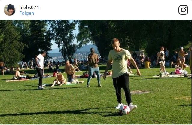 Cantor Justin Bieber jogando em um parque de Zurique