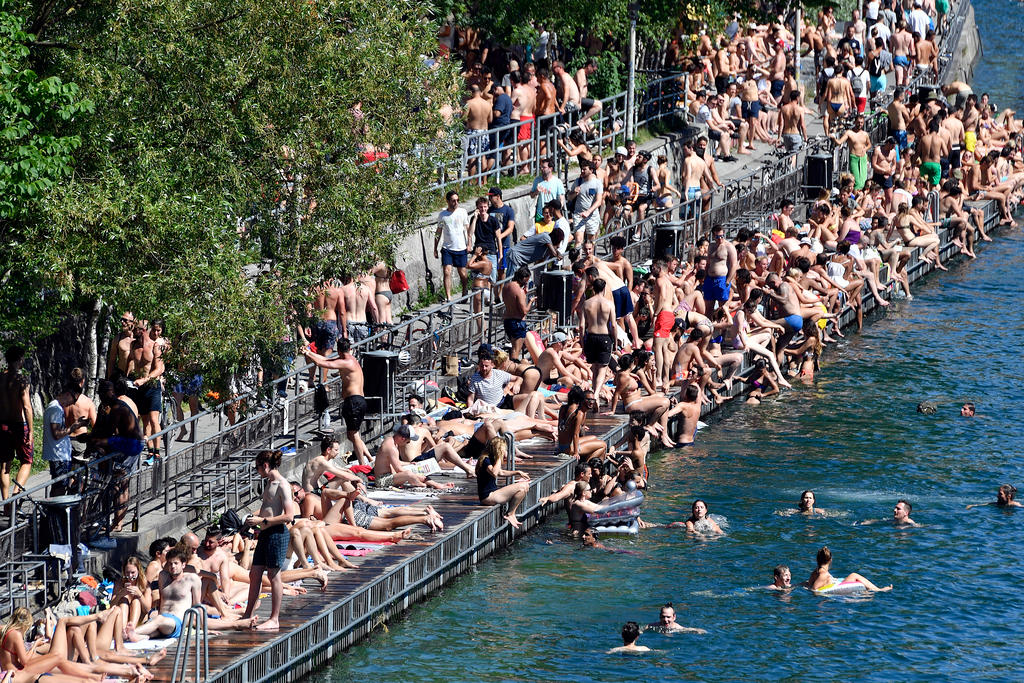 チューリヒ・リマト川では日光浴や水浴を楽しむ人々