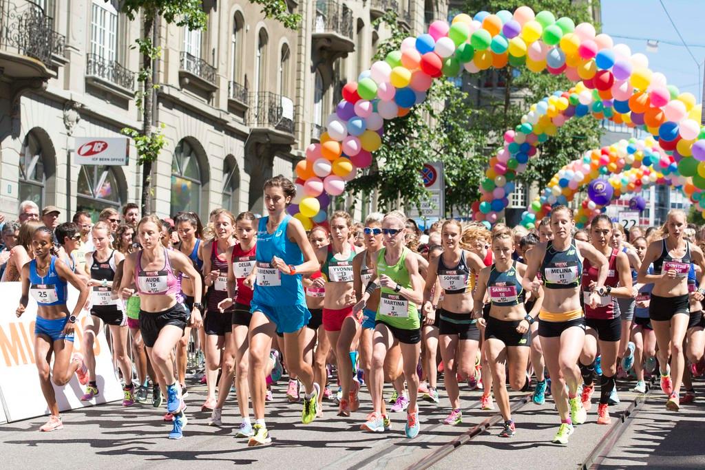 عشرات النساء والفتيات في انطلاق سباق النساء للعدو في برن