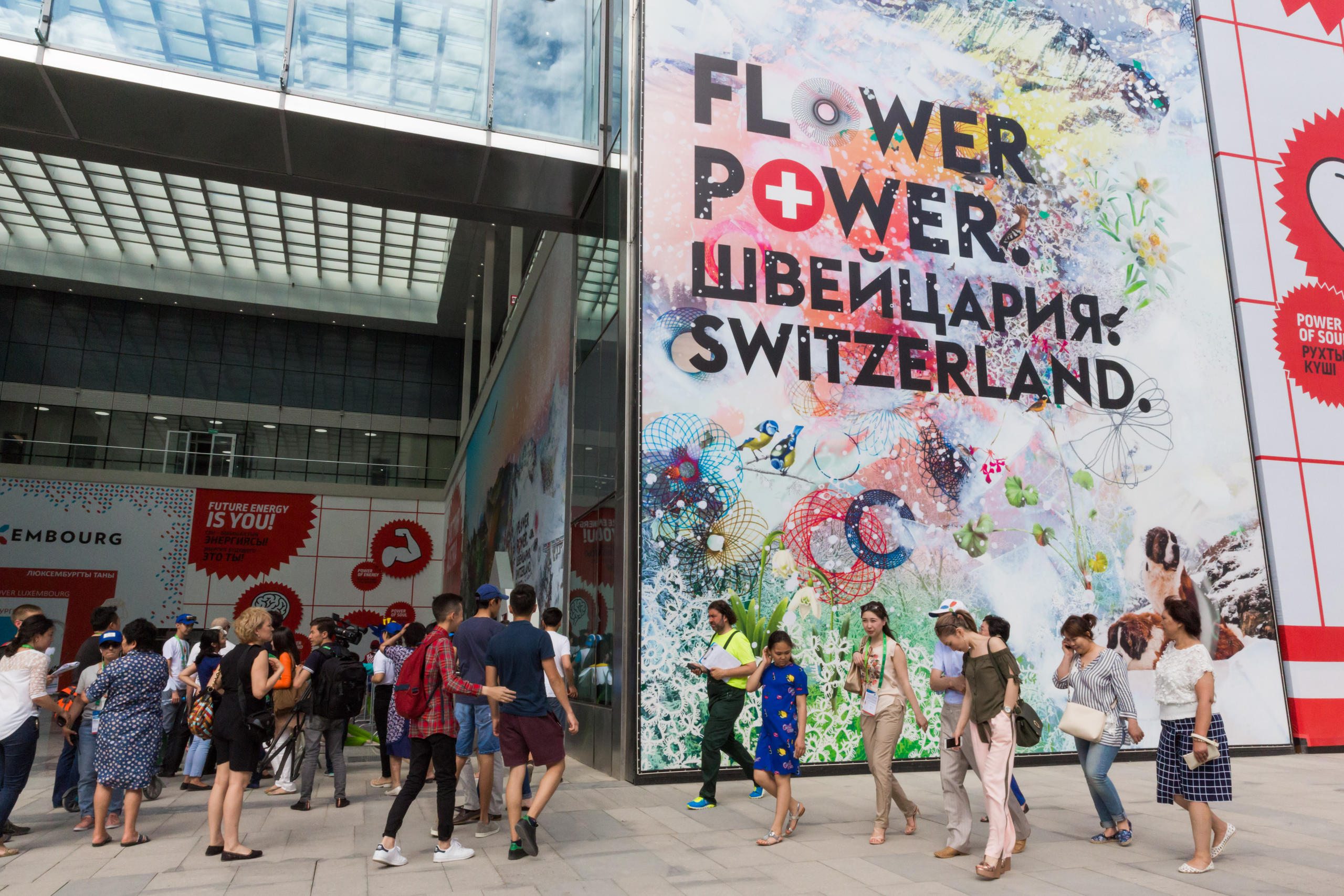 All’esterno di Flower Power, il padiglione svizzero ad Astana 2017.