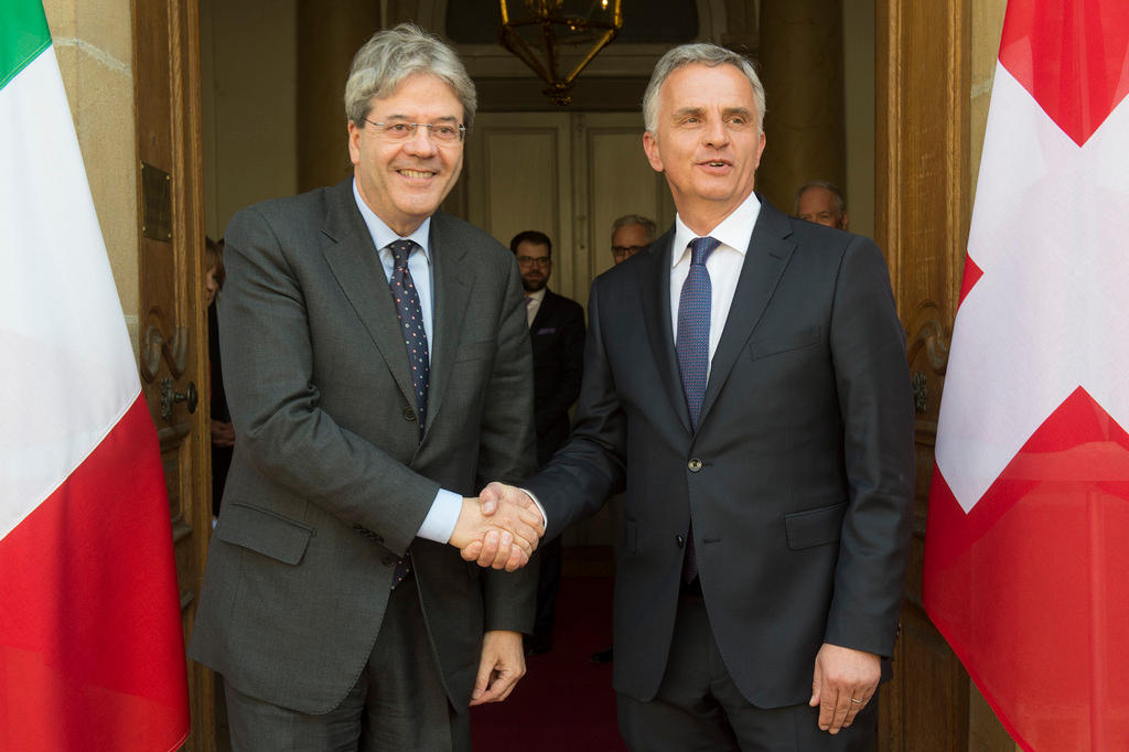 Paolo Gentiloni stringe la mano al ministro degli esteri svizzero Didier Burkhalter