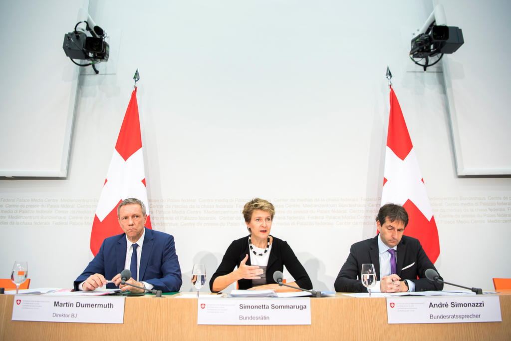 In conferenza stampa, la consigliera federale Sommaruga col direttore dell Ufficio federale di giustizia Martin Dumermuth.