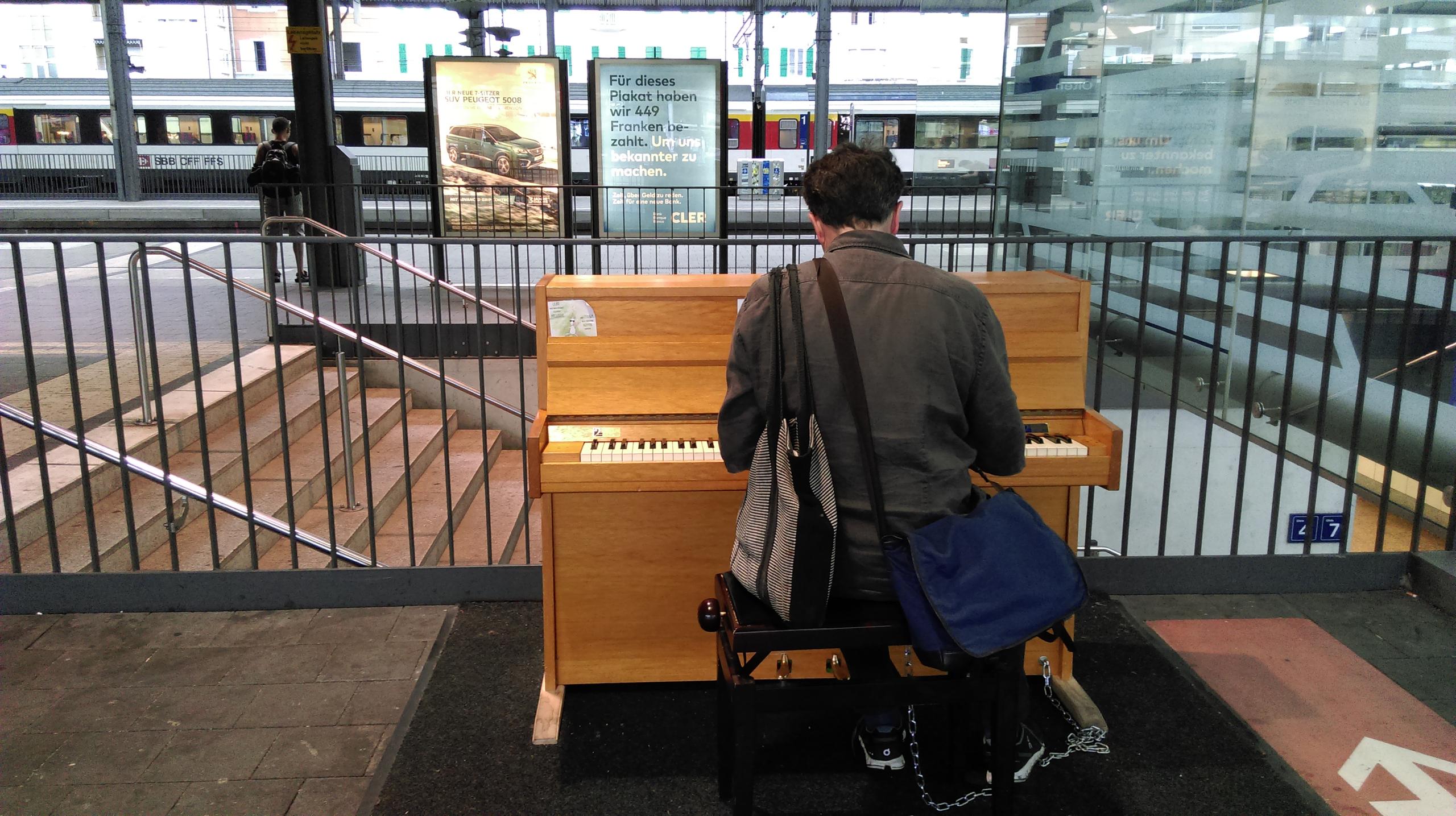 奥尔腾火车站，一架大家共享的萨博立式钢琴给炎炎夏日带来一袭清凉。