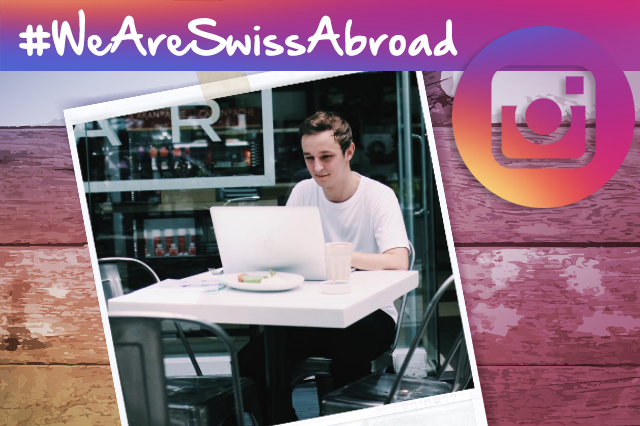 Manuel Schuster lavora al computer seduto al tavolo di un bar.