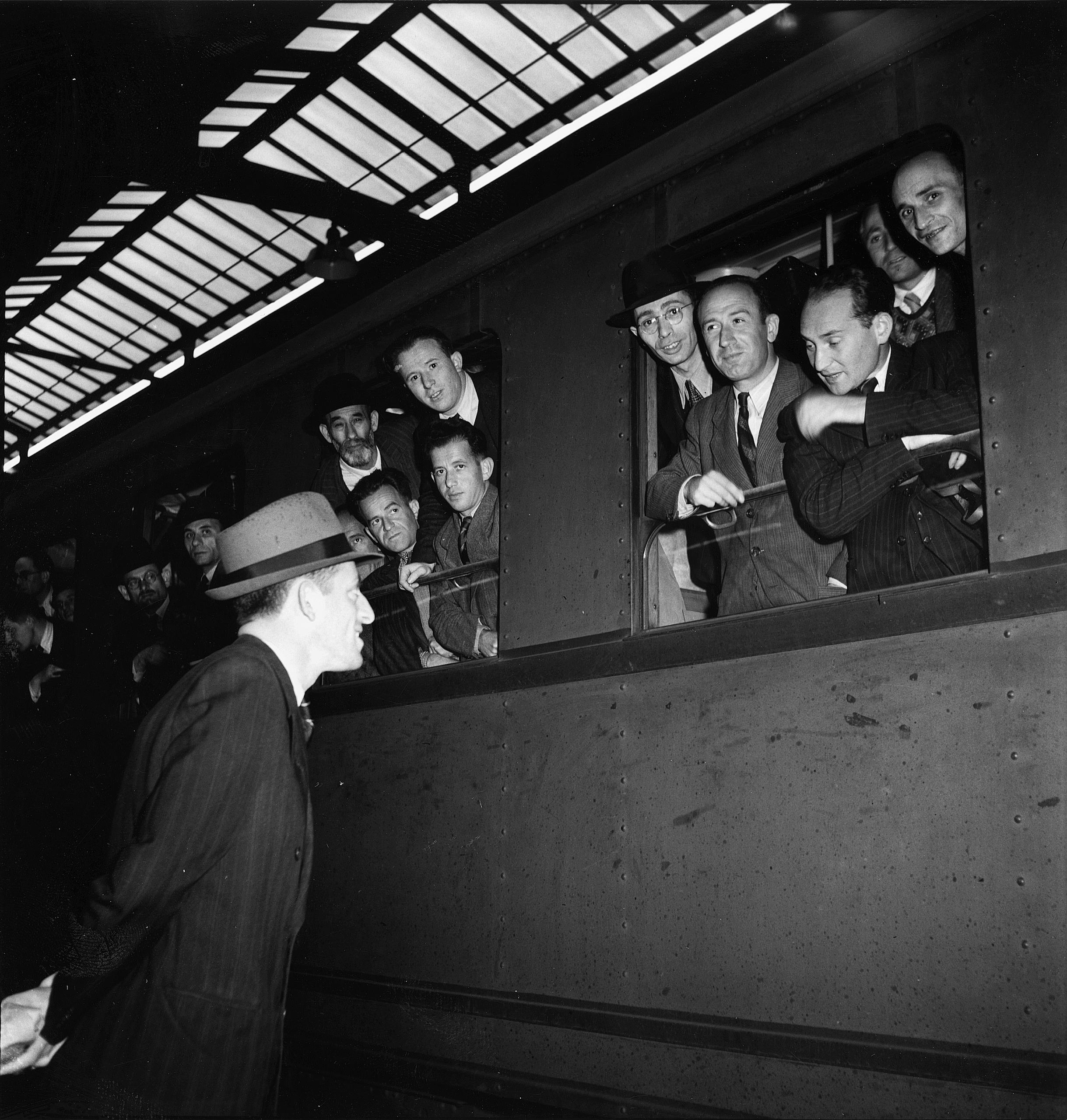Des Juifs rescapés à leur arrivée en gare de Zurich le 11 octobre 1942.