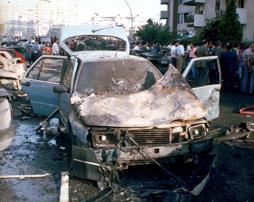 Auto distrutta dall onda d urto dell attentato contro Paolo Borsellino in Via d Amelio a Palermo