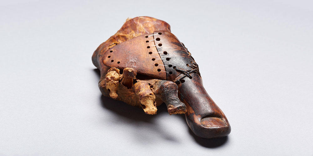 Протез пальца, принадлежащий женщине, найденный в захоронении в Фивах