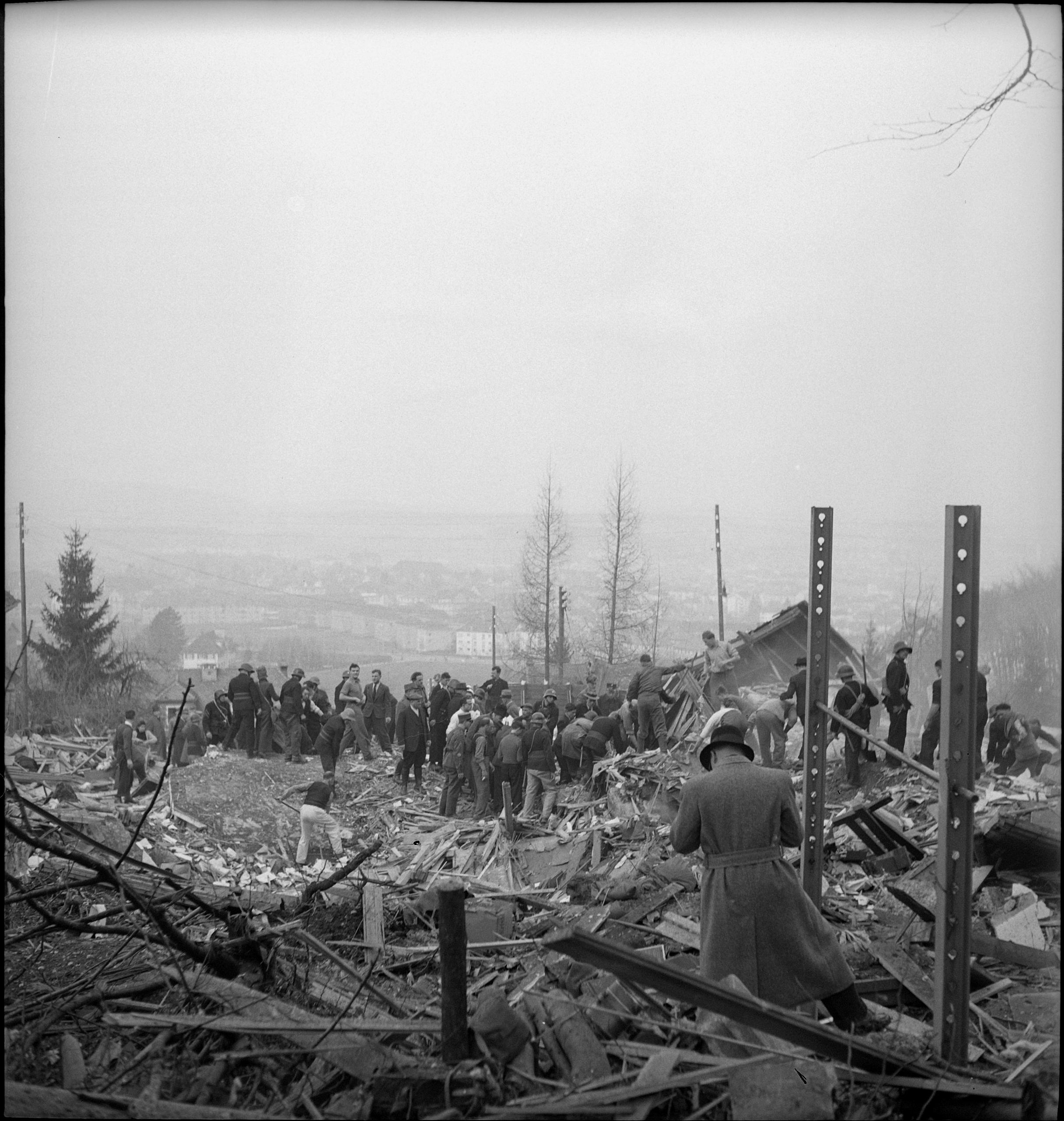 Следы войны в Швейцарии: последствия ошибочной бомбардирови в районе Цюриха.
