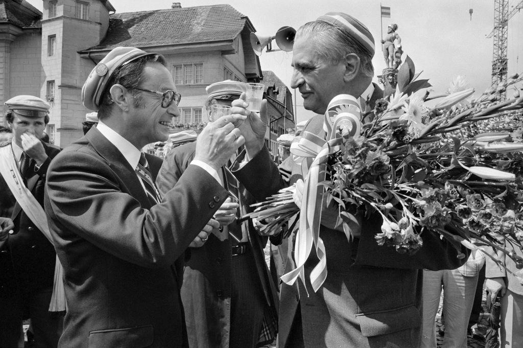 Il presidente della Confederazione Fritz Honegger mentre brinda con il ministro Pierre Aubert nel 1982.