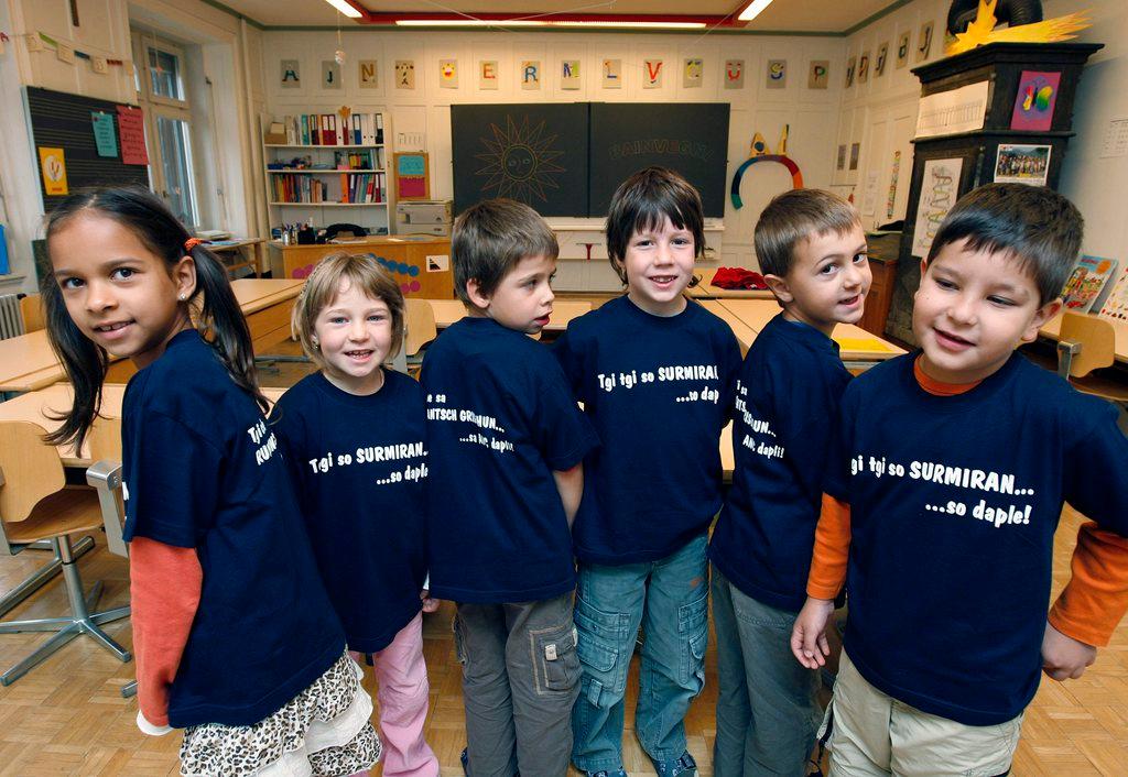 Kinder in einem Schulzimmer