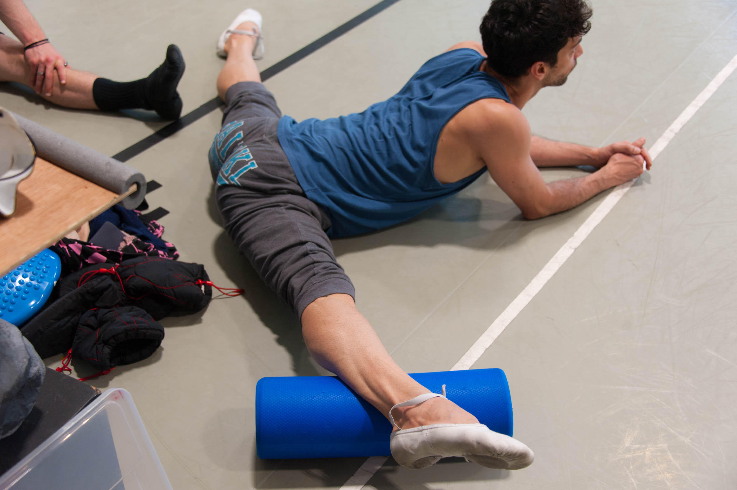 a male dancer doing the splits