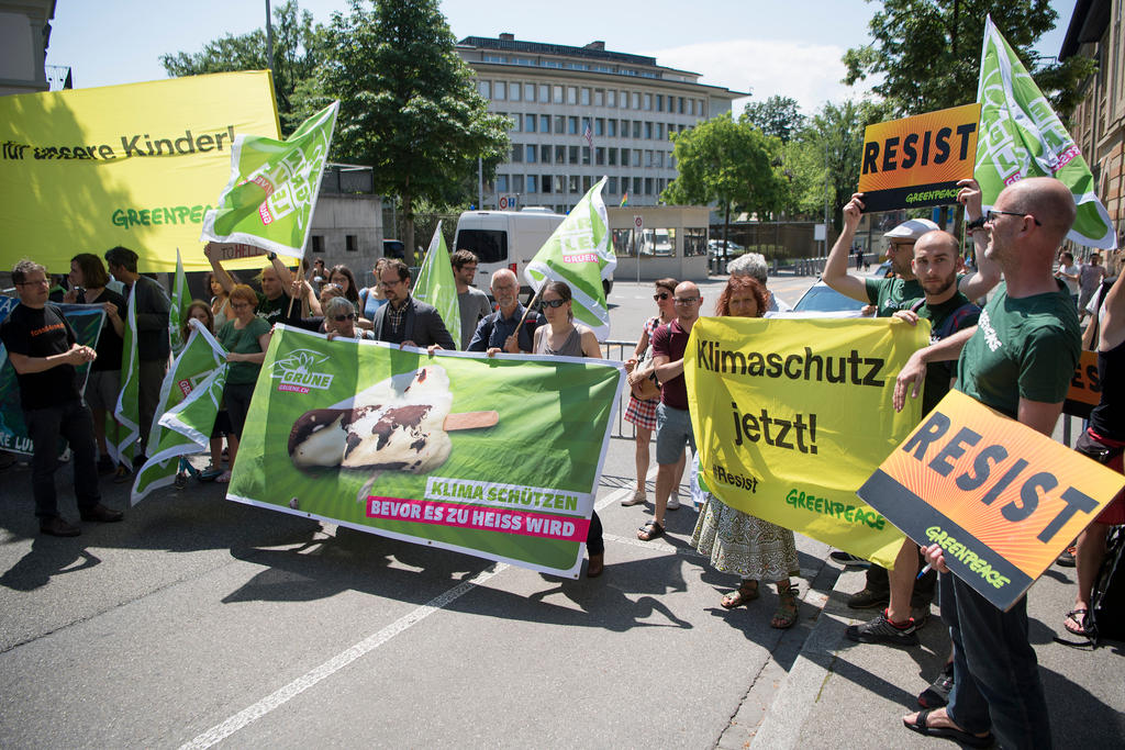 Demonstranten protestieren vor der amerikanischen Botschaft gegen Trumps Ausstieg aus dem Klima-Abkommen