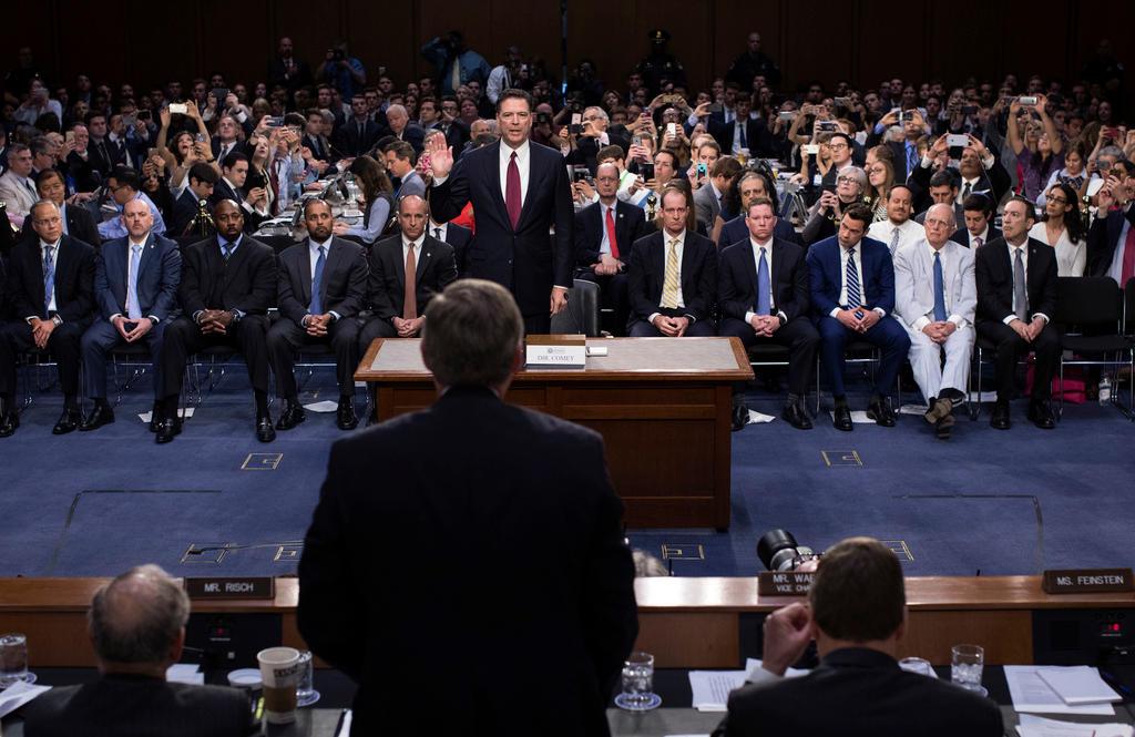 James Comey giura davanti alla Commissione d intelligence.
