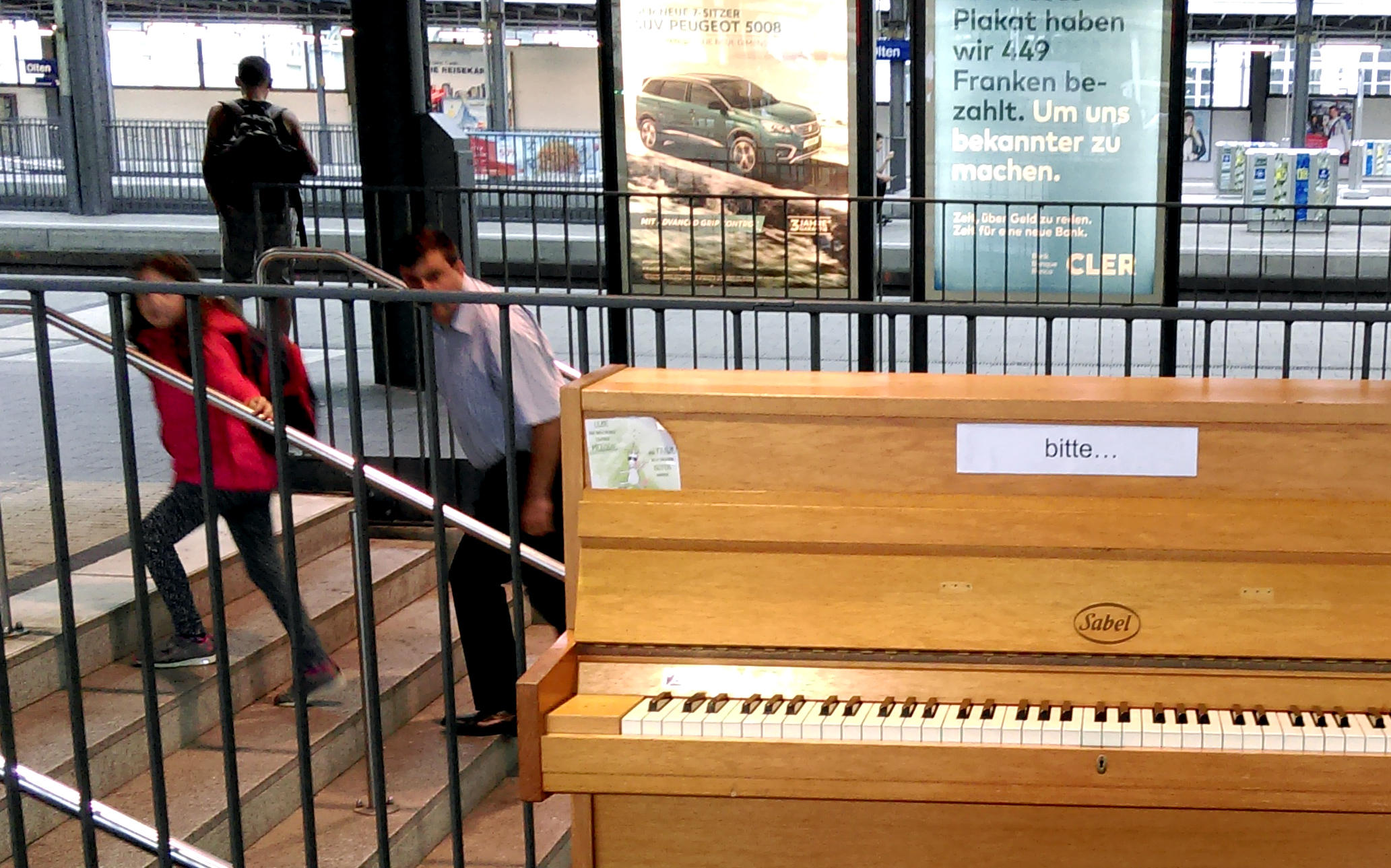 早上9点，琴盖儿已经打开，钢琴静静地等着你来弹。