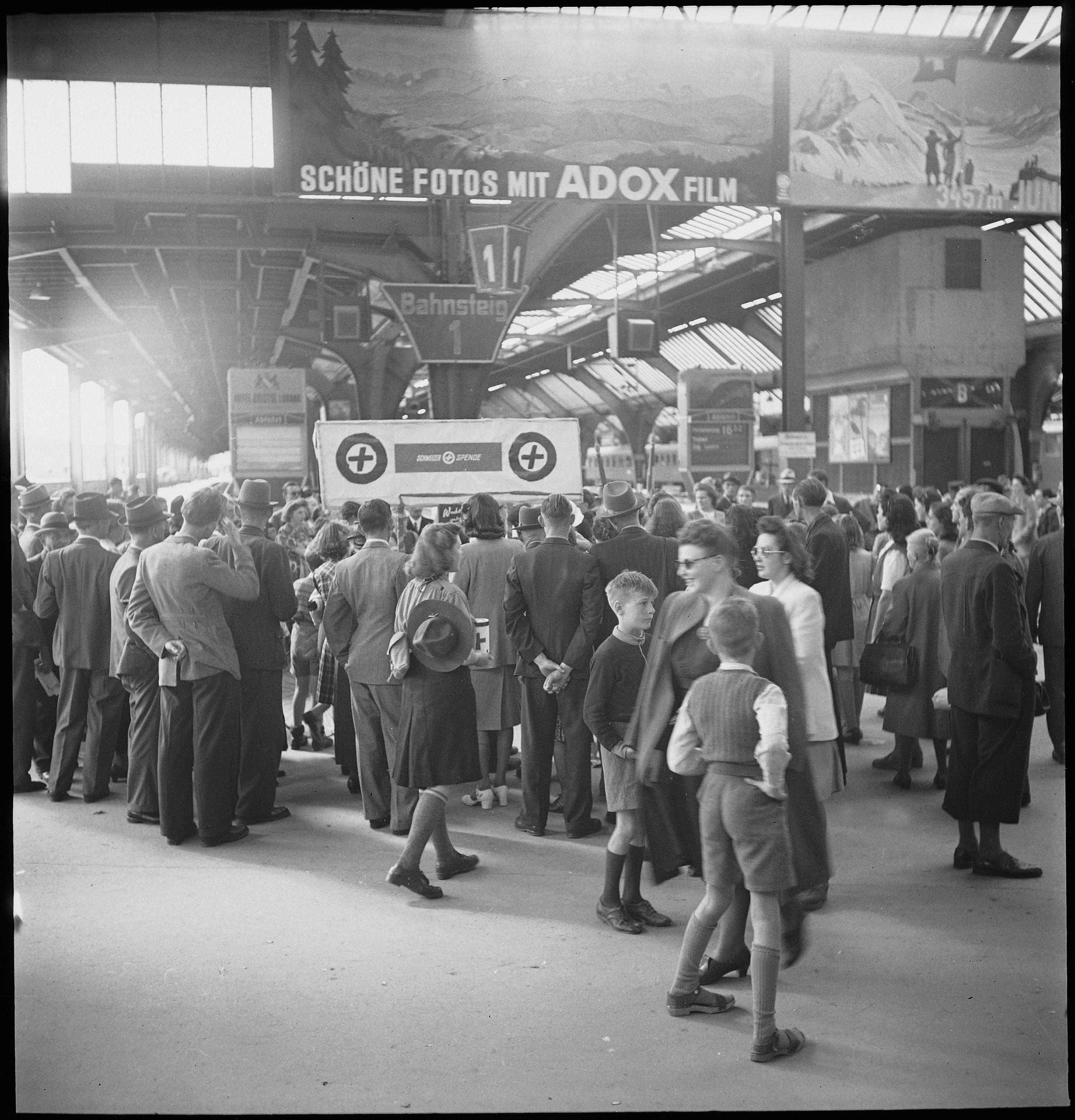 8 мая 1945 года: война в Европе завершилась, толпа на главном вокзале Цюриха.