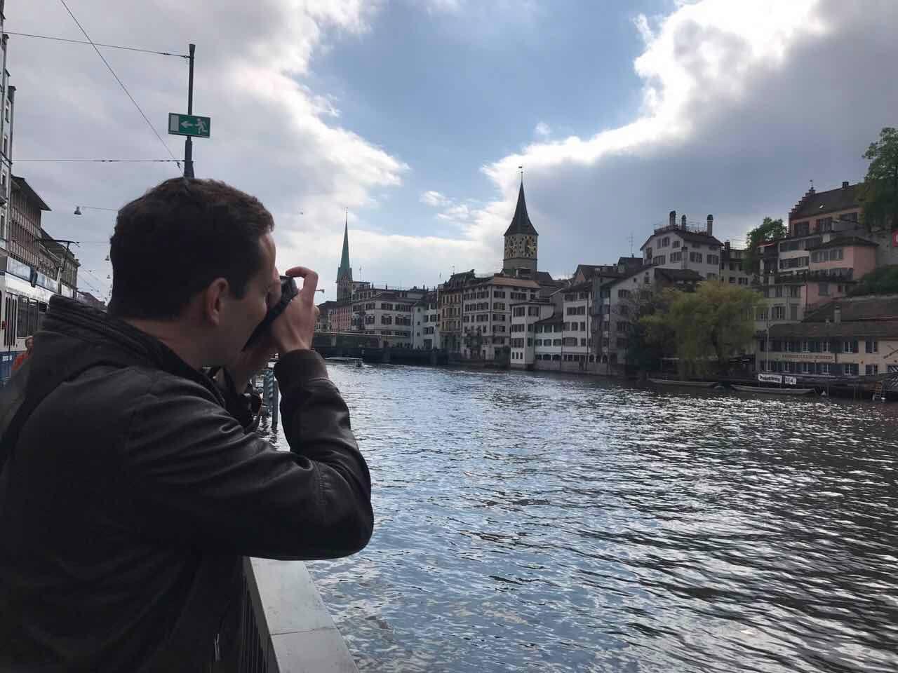 Filipe Carvalho fotografa uma paisagem.