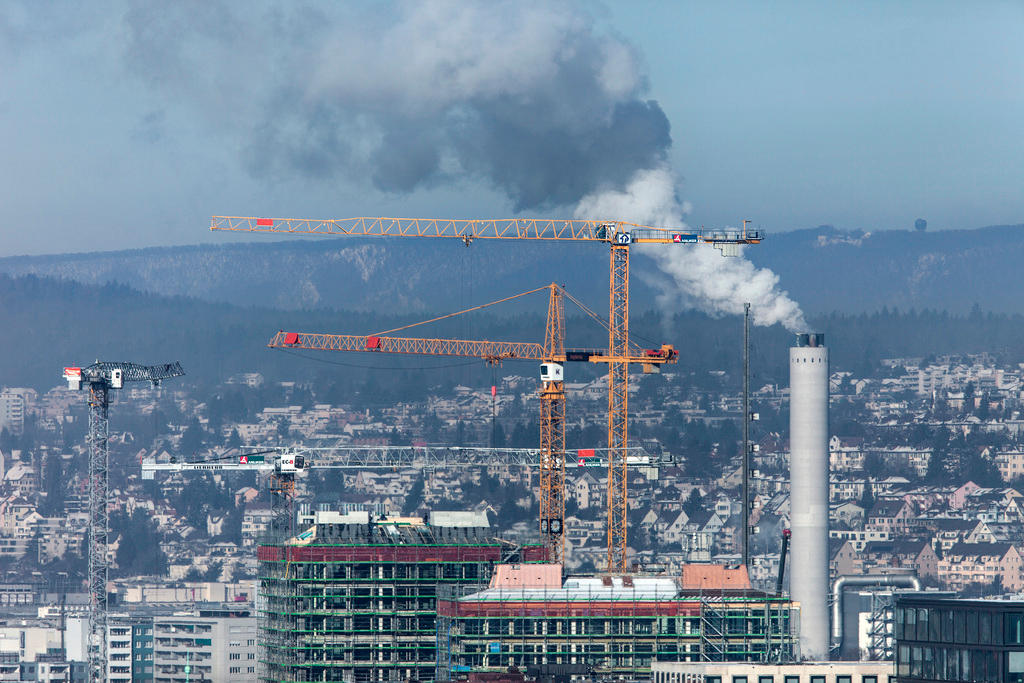 Del fumo esce da una ciminiera a Zurigo