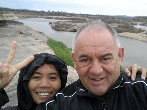 René Wittwer con Lek, su pareja, en el cañón de Sam Phan Bok.