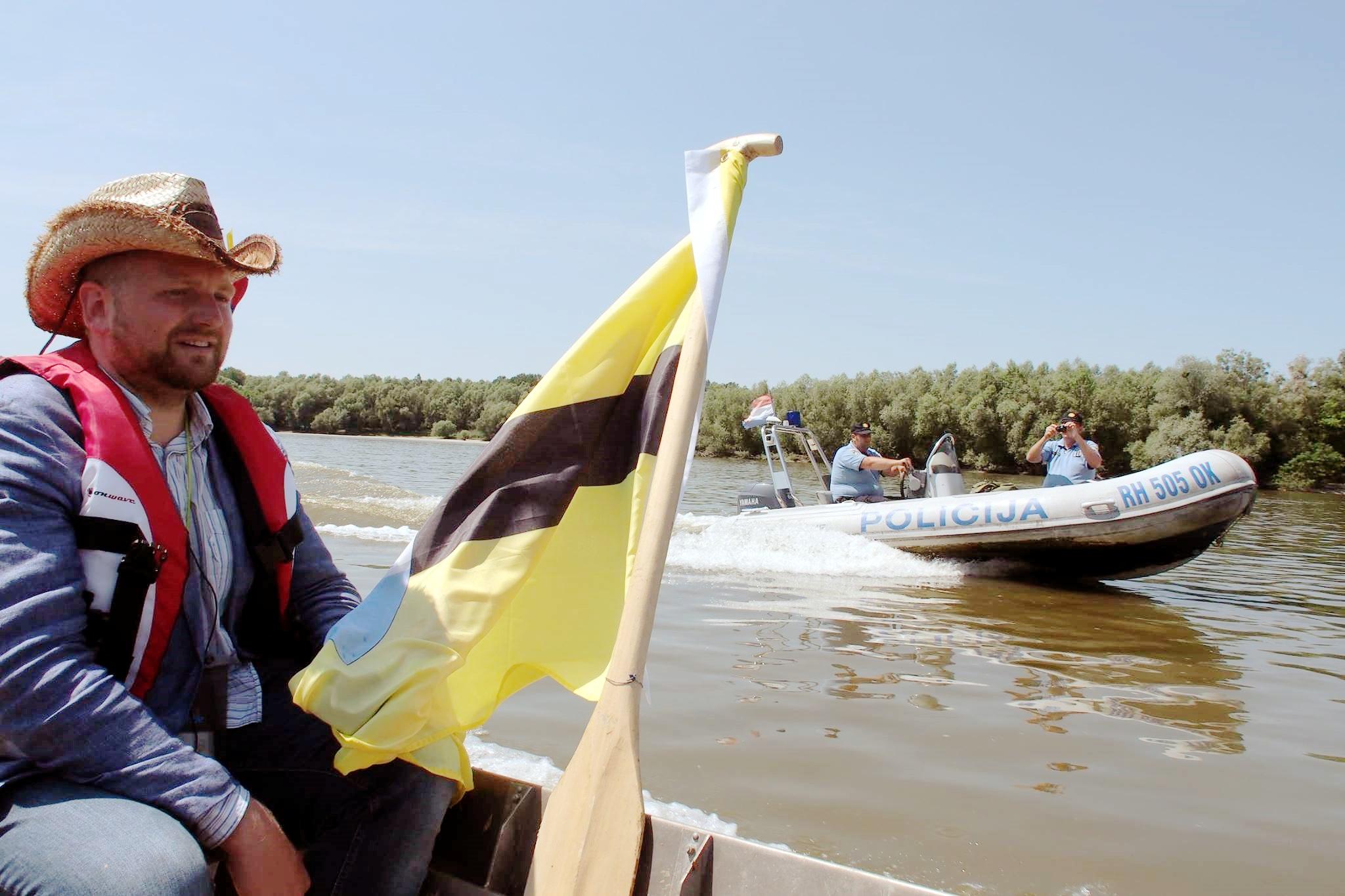tschechischer Politiker Vít Jedlička in einem Schlauchboot beobachtet von der kroatischen Polizei