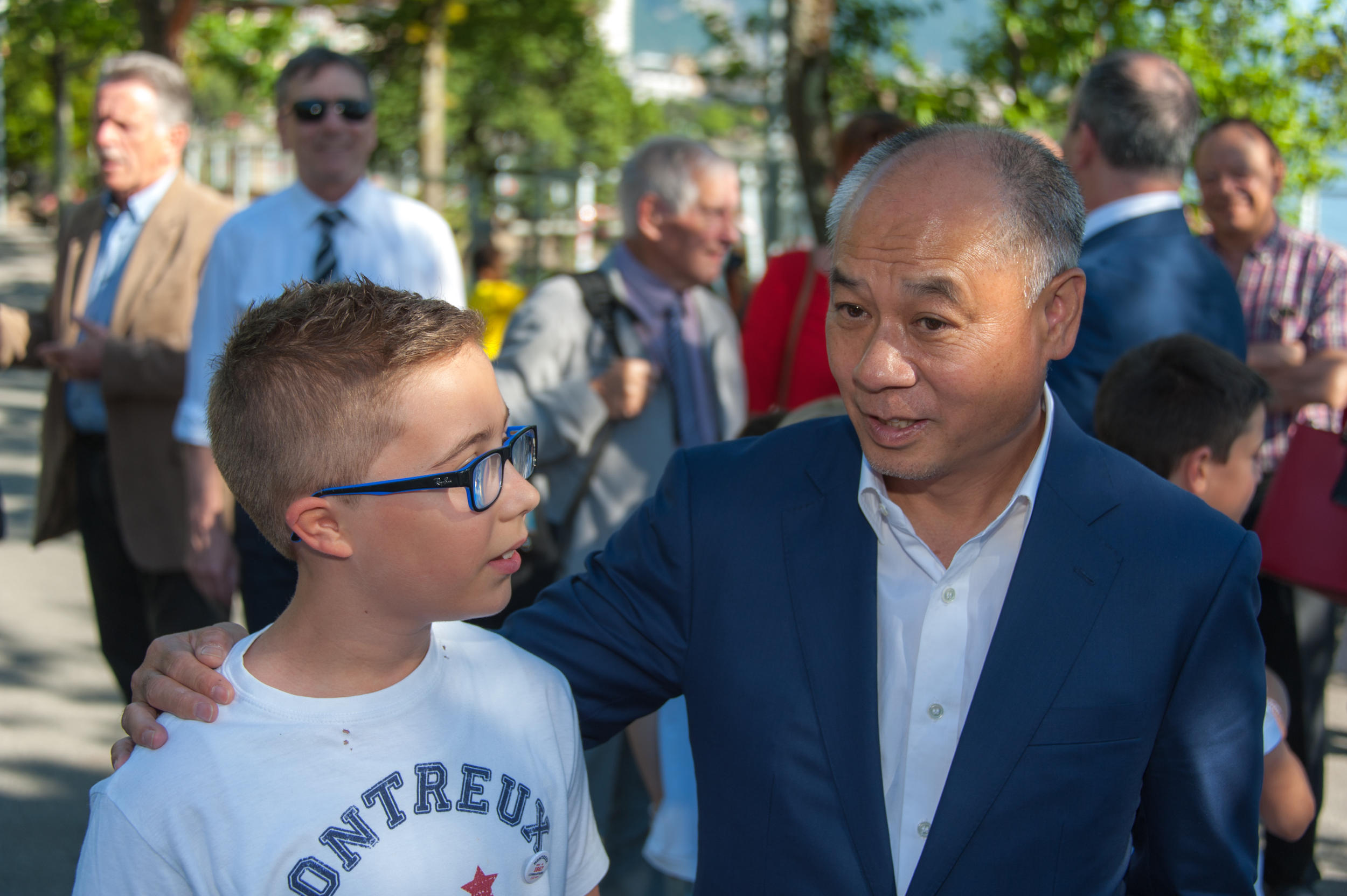 李宁在蒙特勒(Montreux)湖边与当地的体操队学生交谈，给予他们鼓励。