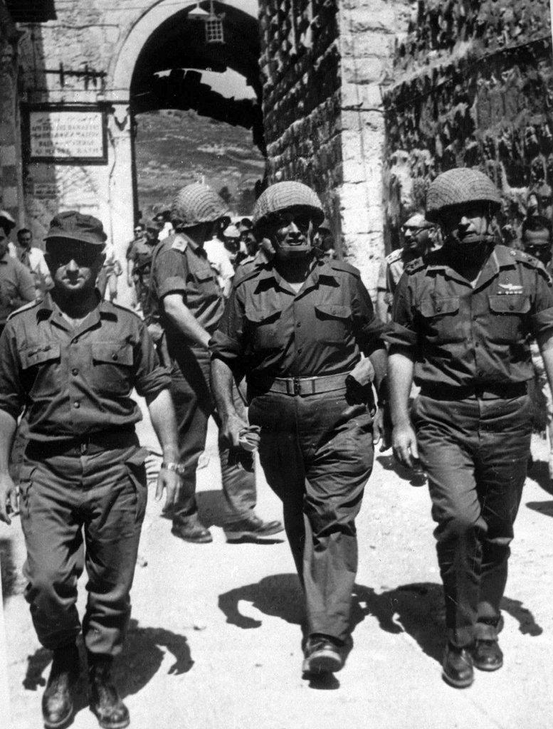 Moshe Dayan e Yitzak RAbin attraversano la Porta dei Leoni per entrare nella città vecchia di Gerusalemme.