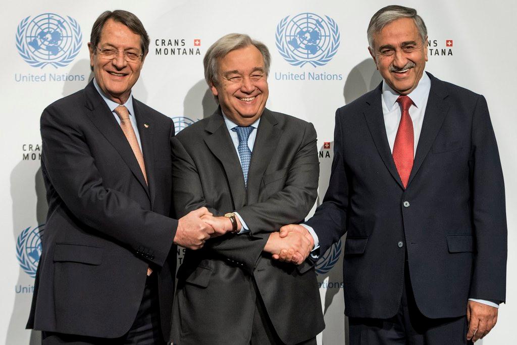 Greek Cypriot leader Nicos Anastasiades (l) UN Secretary-General Antonio Guterres and Turkish Cypriot leader Mustafa Akinci