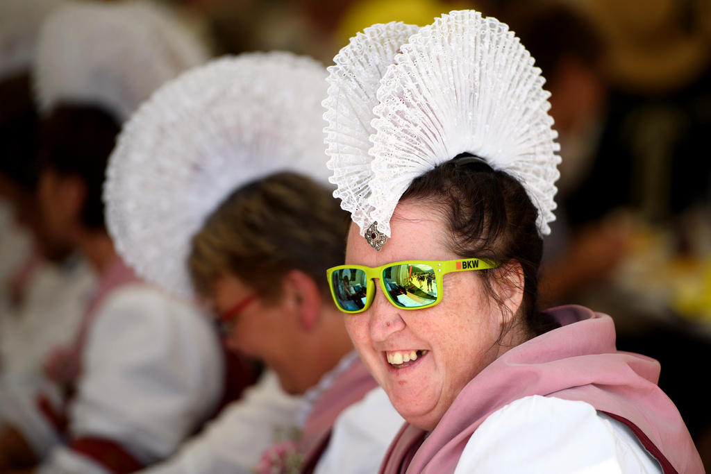 Jodlerin in Tracht vor dem traditionellen Festumzug durch Brig.