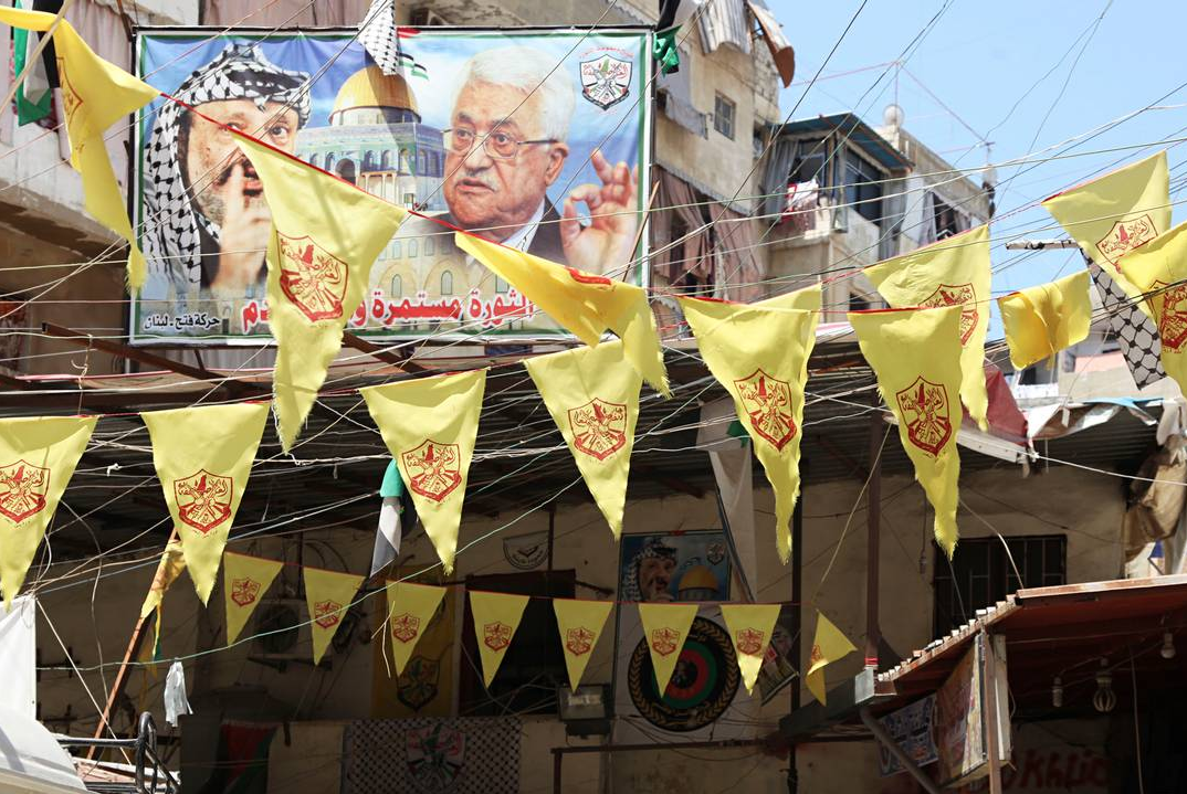 Immagine di bandiere di al-Fatah e ritratti di Yasser Arafat e Mahmud Abbas nel campo di Shatila.