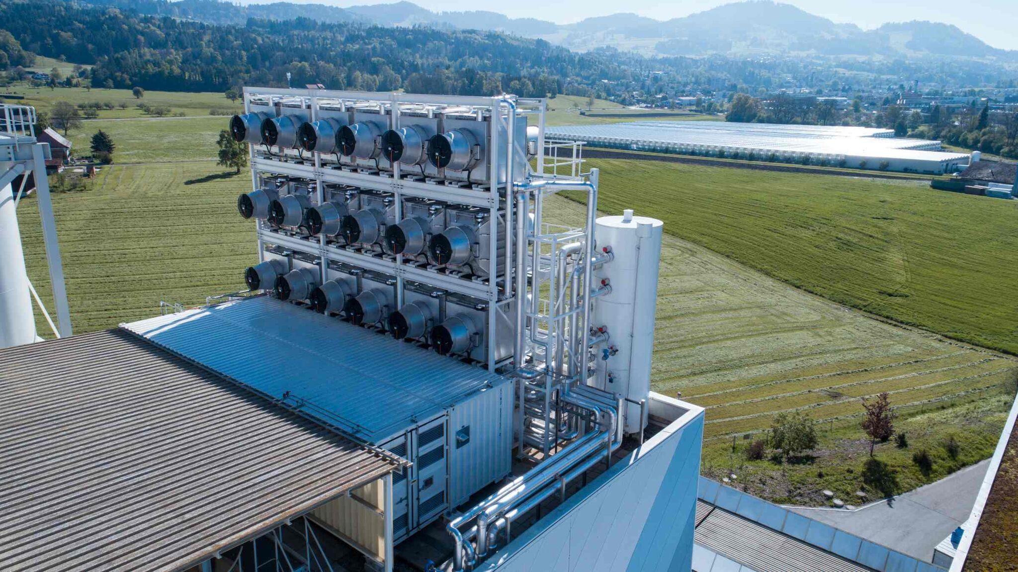 The world s first commercial plant for capturing carbon dioxide directly from the air launches in Zurich.